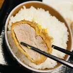 Tonkatsu Iso - まずはウスターにからしでご飯にワンバン♫