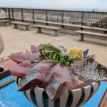 小田原漁港 とと丸食堂 - 三種の地魚丼。これはアジ、メジマグロ、イナダ？何だったかな。とにかく分厚くて新鮮でした!わさびと生姜がモリモリ（笑）