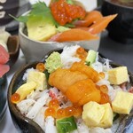 すし処 友佑 - カニ丼、ウニのってて贅沢 カニの身がめちゃくちゃ美味しかった