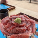 小田原漁港 とと丸食堂 - 南まぐろの赤身丼。お醤油も美味しかったけれど胡麻ダレも美味しかったです。