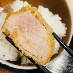 Tonkatsu Iso - 次に塩で…振りますと脂の旨みがジュワッと浮かび上がり美味しさアップ♫