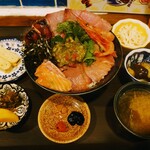 Oosaka Taishuu Izakaya Meshi To Sake To Oto Arumario - 令和5年7月 ランチタイム
                      わさび漬け海鮮丼 880円 
                      小鉢3種、お新香、みそ汁、〆の茶漬け出汁付き