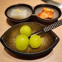 やきにく九 西麻布本店 - シャインマスカット､大吟醸ザーサイ､キムチ