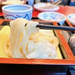 Honkaku Teuchi Udon Okasen - 加水率を求めすぎてません
                        1玉じゃ足りないくらいに艶々☆