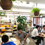 250Nikomaru Honey Cafe Boom Boom - 店内は広々とした空間でどこからでもキッズスペースを確認できます。