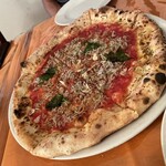 Pizzeria e trattoria CERVO - トマト、しらす、ニンニク、バジルのピッツァ