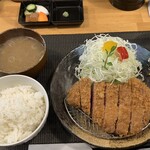 Tonkatsu Kawamura - 定食の内容は4種野菜の浅漬け・一口山葵・豚汁・ごはん・キャベツ