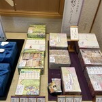小倉山荘 - 商品が並べられています。
