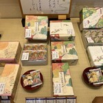 小倉山荘 - 上品に商品が並べられています。