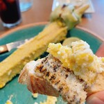 ザ コートヤード キッチン - ナイフで切ったトウモロコシをバゲットにオン！