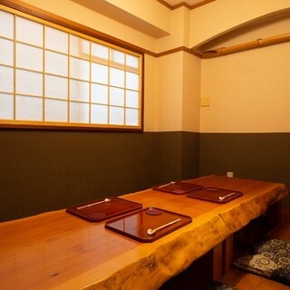 A small and calm space. Private rooms for 4 to 6 people are also available.