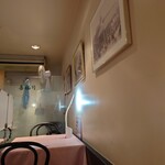 シェフス - 奥にもテーブル席があります。