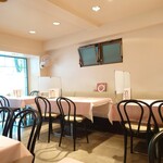 シェフス - 店内入って左側の席。