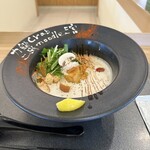 カニ蟹 crab noodle 三宮 - 白蟹noodle スタンダード(980円、斜め上から)