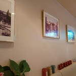 シェフス - 右壁には歴史を語る額が並んでいます。