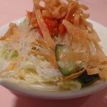 シェフス - ”中華”色あふれる具材の絶品サラダ。