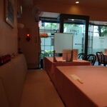 シェフス - 店内入って右側の席。