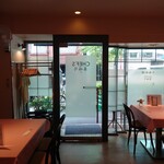 シェフス - 外の明かりが入る明るい玄関扉。