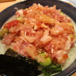 日本橋海鮮丼 つじ半 - 黄身醤油をかけ廻し平に広げる