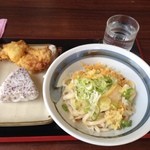 釜こしうどん - 本日のランチ
ぶっかけうどんの並と鳥天、おにぎり

合わせて500円
財布に優しいお店です。