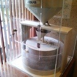 新橋ときそば - 入口で回る石臼。