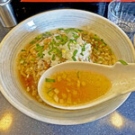 石山商店 - 中華風のタレの酸味とごま油で、スープがちょっとエスニック風になっています