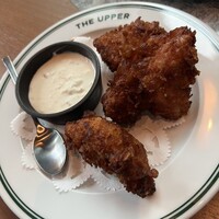THE UPPER - スパイシーチキン。衣にコーンフレークをまぶしているので、カリッカリの食感を楽しめます。奥はオニオンサワークリームソースです