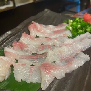 確かな腕を持つ店主だからこそご提供できる、鰻の刺身に舌鼓。