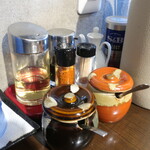 麺酒房 龍安 - 卓上調味料