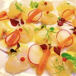 イタリア料理 ESTASI - オコゼと帆立のカルパッチョ　セミドライボッタルガ
