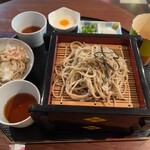 Soba Kafe Hikari - 三色蕎麦(もり、越前おろし蕎麦、とろろ蕎麦の全種)。右手のはそば湯。