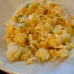 カプサイメン - 解してみた

この炒飯にも味わいに厚み（重たい❔笑）を感じる。
多分これにも人口甘味料が使われてるのかな❔
美味しいけれど後味に不自然さを感じる。