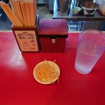 カプサイメン - テーブルセットアップ状況
水と酢モヤシはセルフサービスとなる