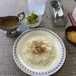 Guriru Seintsu - チョイ辛カレーライス、サラダ、スープ