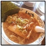 東京豚骨拉麺 しゃかりき - しゃかりきラーメン@650
            
            あっさりとした見た目とちがう結構脂っぽい一品。東京豚骨ということで臭みは抑えられてますが、いかんせん麺がのび気味です。もうちょい茹で時間は短い方が良いと思いますが…
            
            2013/97杯め
            