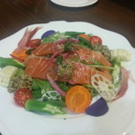 ビストロ バキュース - ２０１３・９・８　スモークサーモンサラダ仕立て