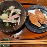 Sumibi Yakitori Yakikura - お通し。左の酢の物のグレープフルーツのアクセントヤバすぎ♡