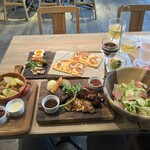 SENDAI KITCHEN - ハモンセラーノグリーンサラダ、ビールピクルス、燻製の4種盛合わせ、3種盛ミートプレート、フィッシュ＆チップス、マルゲリータ、クラフト3種飲み比べ