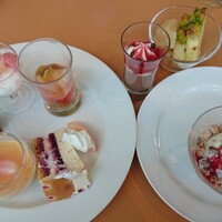 カフェトスカ - 忘れない内にペーシュメルバと苦手なチョコ系にはベリーソースをトッピングして♪