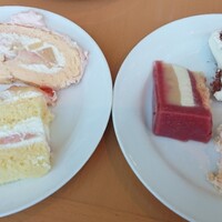 カフェトスカ - カッティングサービス左:タルトペーシュ、ロールペーシュ、桃のショートケーキ、右:赤桃のムース、シフォンケーキショコラ、カーディナルシュニッテン