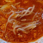 カプサイメン - 無料の酢モヤシを入れてみた。

辛味は割りとピリ辛な感じだけど
舌が麻痺するほどではない感じ。

辛さの中にもミンチの旨味も感じるねえ。