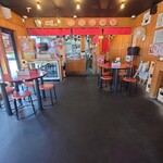 カプサイメン - 店内カウンター席
見えない手前にも3卓の丸テーブルがある