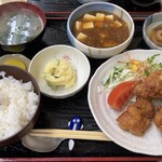 Ajidokoro Nakajima - 日替わり定食
                        ・チキンの唐揚げ(もも肉使用)
                        ・野菜サラダ
                        ・ちくわとこんにゃくの炊いたん
                        ・ご飯、みそ汁
                        ・麻婆豆腐
                        ・ポテトサラダ