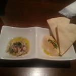 タイーム - ２０１３・９・１　付きだし　フムスとピタパン、シラスのペペロンチーノ