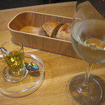 アニエルドール - ランチパン・オリーブオイル、白ワイン