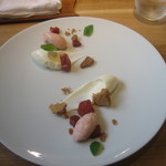 アニエルドール - ランチデセール・・・ホワイトチョコムース/リュバーブ/クランブル