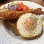 Cafe maru - この大きなエビにハンバーグ、目玉焼き！