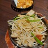 居酒屋 山の猿 - 塩ホルモン焼き(手前)、タコザンギ(奥)