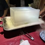 アーム・ドゥ・ギャルソン - 箱とドライアイスの