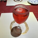 アーム・ドゥ・ギャルソン - 酸味のある果物とシャンパンのカクテル　グラスの縁は砂糖